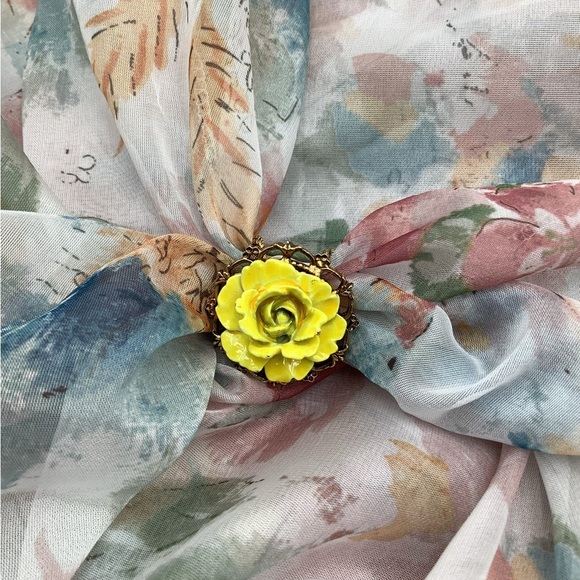 Vintage ART signed Yellow Floral Brooch Scarf - Picture 2 of 3